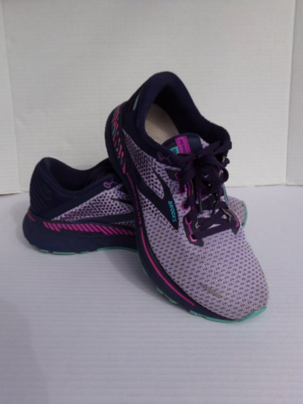 Women's Brooks Sneakers Running Tennis Shoes Lace Tie 9.5